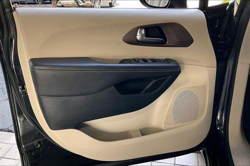 Brilliant Black Crystal Pearlcoat 2023 Chrysler Voyager LX
