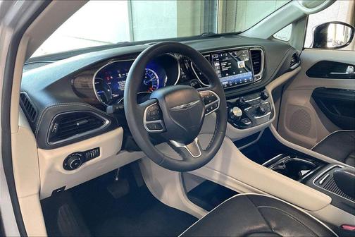 Silver Mist Clearcoat 2023 Chrysler Pacifica Hybrid Limited
