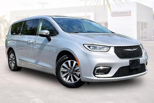 Silver Mist Clearcoat 2023 Chrysler Pacifica Hybrid Limited