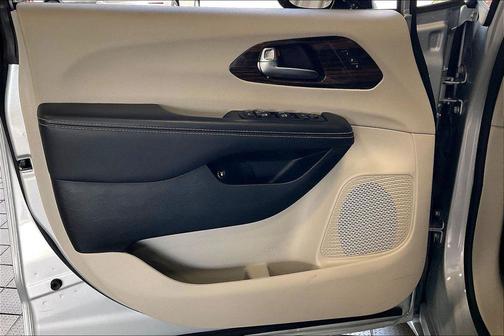 Silver Mist Clearcoat 2023 Chrysler Pacifica Hybrid Limited