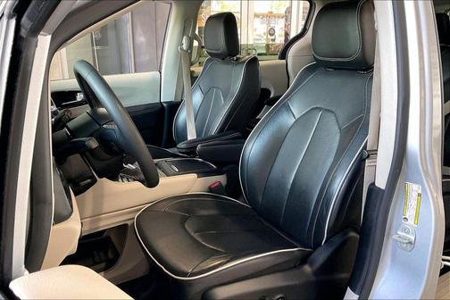 Silver Mist Clearcoat 2023 Chrysler Pacifica Hybrid Limited