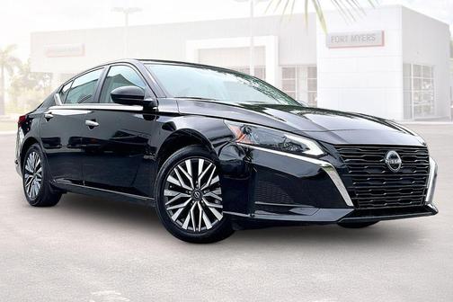 Super Black 2025 Nissan Altima 2.5 SV