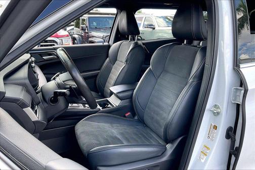 White Diamond 2024 Mitsubishi Outlander SE S-AWC