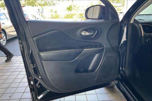 Diamond Black Crystal Pearlcoat 2020 Jeep Cherokee Latitude