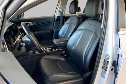 Glacial White Pearl 2023 Kia Sportage EX