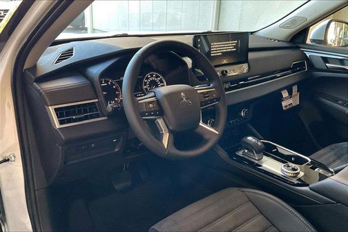 White Diamond 2026 Mitsubishi Outlander SE