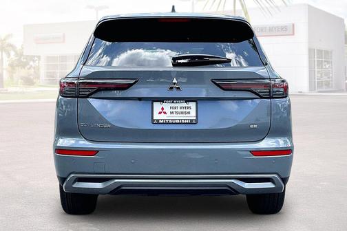 Moonstone Gray Metallic 2026 Mitsubishi Outlander SE