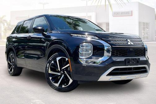 Labrador Black Pearl 2024 Mitsubishi Outlander SE