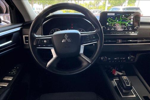 Labrador Black Pearl 2024 Mitsubishi Outlander SE