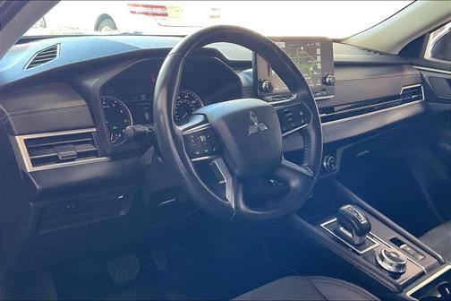 Labrador Black Pearl 2024 Mitsubishi Outlander SE