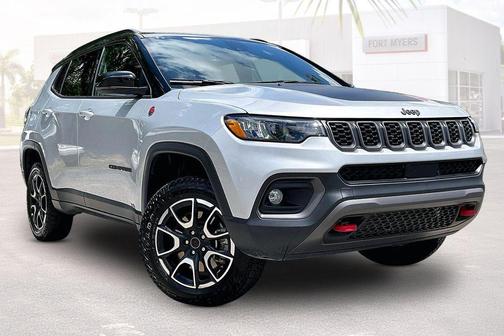 Silver Zynith Metallic Clearcoat 2025 Jeep Compass Trailhawk
