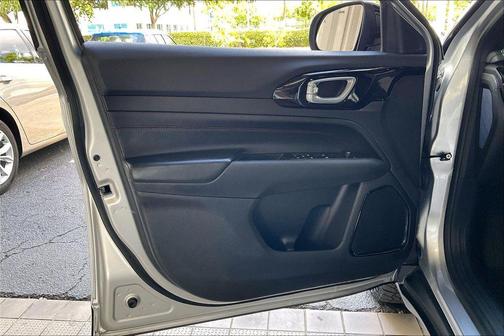Silver Zynith Metallic Clearcoat 2025 Jeep Compass Trailhawk