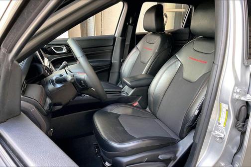 Silver Zynith Metallic Clearcoat 2025 Jeep Compass Trailhawk