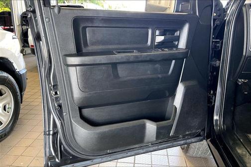 Brilliant Black Crystal Pearl 2019 RAM 1500 Express