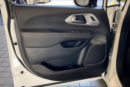 Bright White Clearcoat 2025 Chrysler Pacifica Limited
