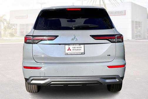 Moonstone Gray Metallic 2026 Mitsubishi Outlander SE 1.5T 2WD