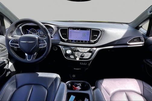 Diamond Black Crystal Pearlcoat 2025 Chrysler Pacifica L