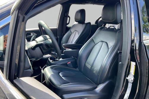 Diamond Black Crystal Pearlcoat 2025 Chrysler Pacifica L