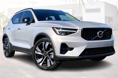 2025 Volvo XC40 B5 Plus Dark Theme