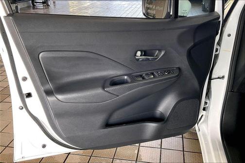 Aspen White Tricoat 2025 Nissan Versa 1.6 SV