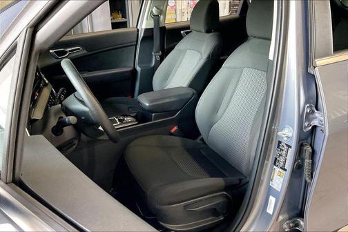 Everlasting Silver 2025 Kia Sportage LX