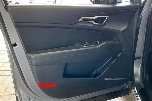 Everlasting Silver 2025 Kia Sportage LX