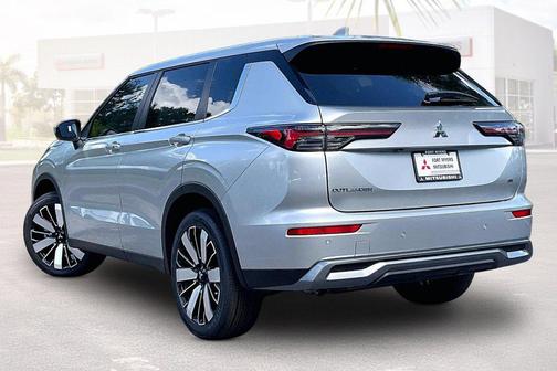 Alloy Silver Metallic 2026 Mitsubishi Outlander SE