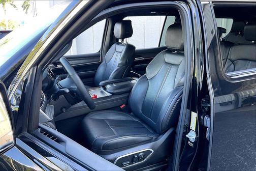 Diamond Black Crystal Pearlcoat 2024 Jeep Wagoneer Series II 4x2