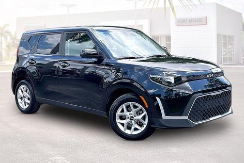 Fusion Black 2025 Kia Soul LX