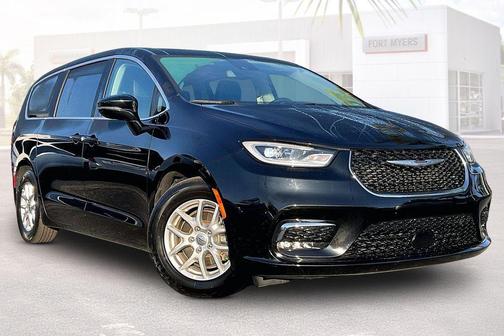 Diamond Black Crystal Pearlcoat 2024 Chrysler Pacifica Touring L