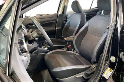 Super Black 2025 Nissan Versa 1.6 SV