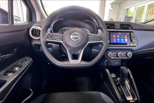 Super Black 2025 Nissan Versa 1.6 SV