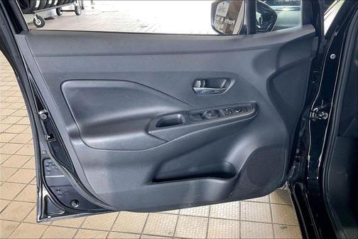 Super Black 2025 Nissan Versa 1.6 SV