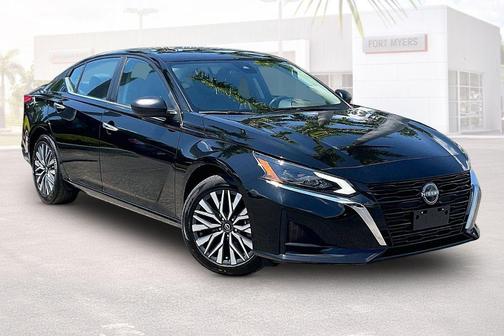 Super Black 2025 Nissan Altima 2.5 SV