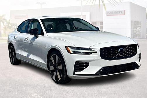 2024 Volvo S60 Recharge Plug-In Hybrid T8 Plus Dark Theme
