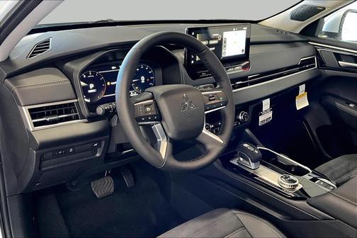 White Diamond 2026 Mitsubishi Outlander SE