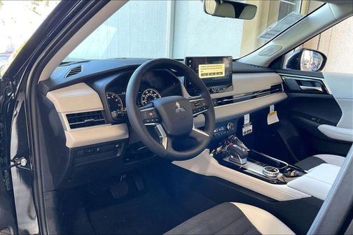 Black Diamond 2026 Mitsubishi Outlander SE