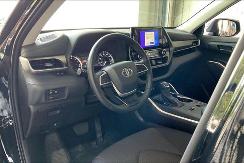 Midnight Black Metallic 2025 Toyota Highlander LE