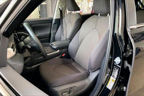 Midnight Black Metallic 2025 Toyota Highlander LE