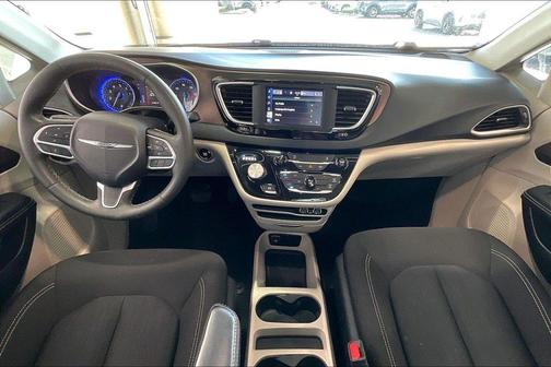 Brilliant Black Crystal Pearlcoat 2023 Chrysler Voyager LX
