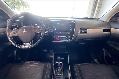 Cool Silver Metallic 2017 Mitsubishi Outlander SE S-AWC