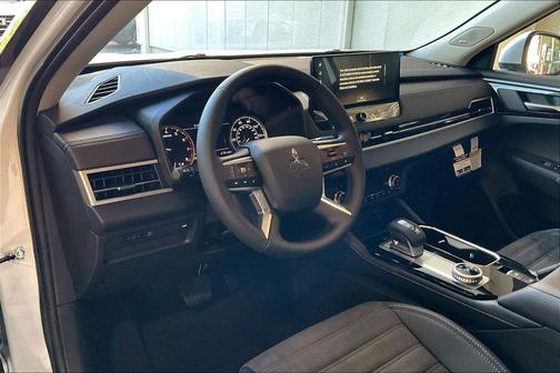 White Diamond 2026 Mitsubishi Outlander SE 1.5T 2WD