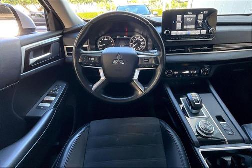 Gray Metallic 2024 Mitsubishi Outlander SE