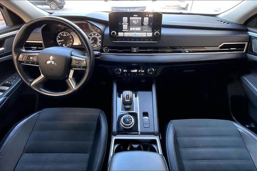 Gray Metallic 2024 Mitsubishi Outlander SE
