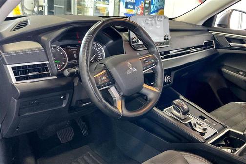Silver Alloy 2024 Mitsubishi Outlander SE