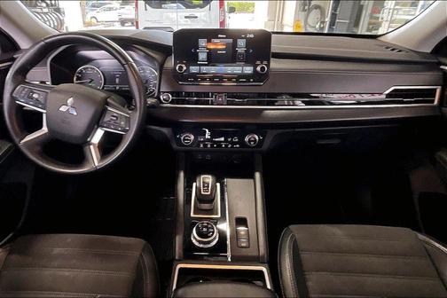 Silver Alloy 2024 Mitsubishi Outlander SE
