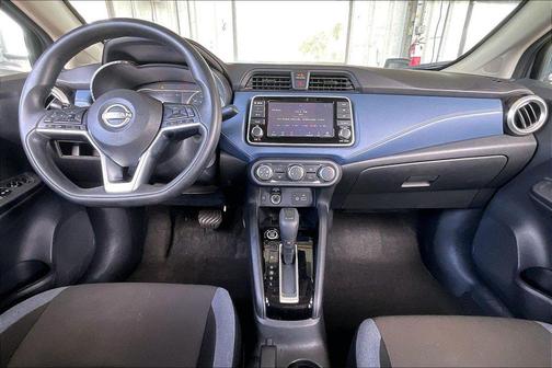 Gun Metallic 2025 Nissan Versa 1.6 SV