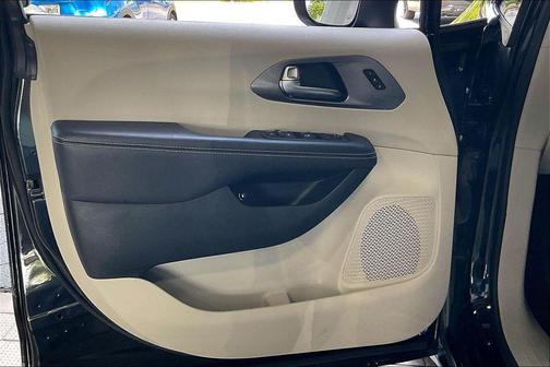 Brilliant Black Crystal Pearlcoat 2023 Chrysler Pacifica Hybrid Touring L