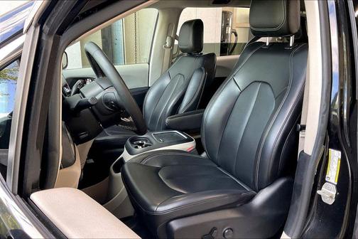 Brilliant Black Crystal Pearlcoat 2023 Chrysler Pacifica Hybrid Touring L