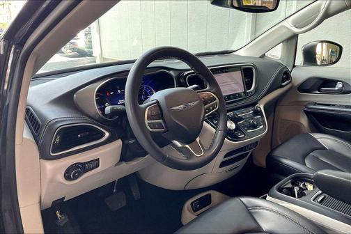 Brilliant Black Crystal Pearlcoat 2023 Chrysler Pacifica Hybrid Touring L